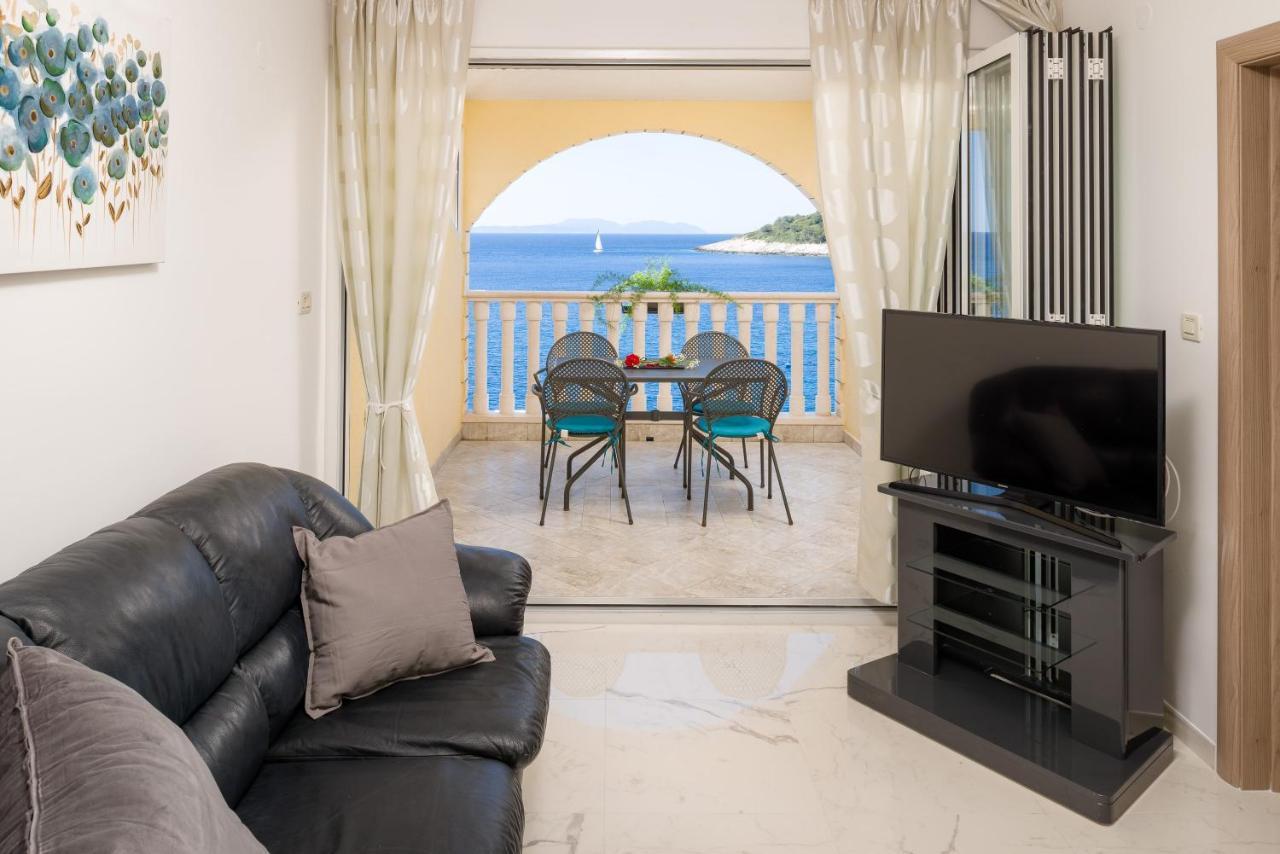 Luxury Bellavista Amazing Sea Holidays With Private Beach & Parking Milna  Dış mekan fotoğraf