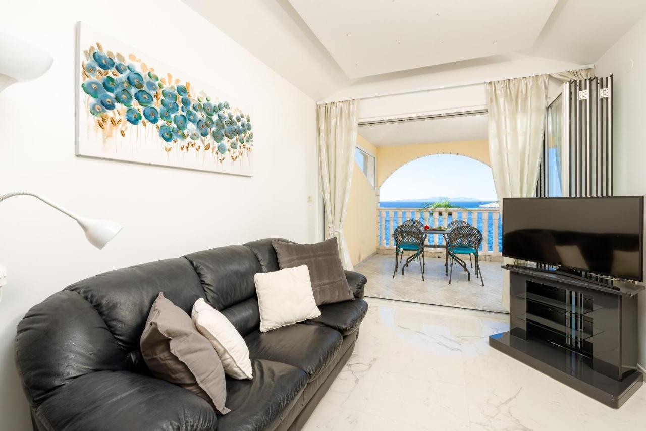 Luxury Bellavista Amazing Sea Holidays With Private Beach & Parking Milna  Dış mekan fotoğraf
